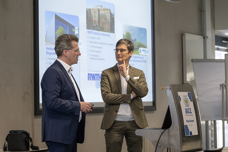 Prof. Lutz Eckstein und Prof. Achim Kampker begrüßen Teilnehmer der Veranstaltung, © PEM