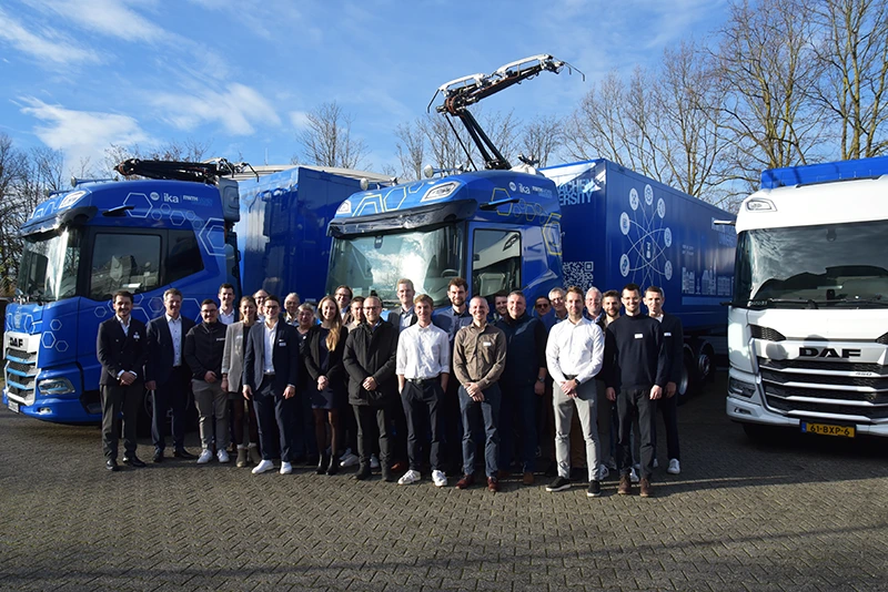 Teilnehmende der Abschlussveranstaltung vor Projektfahrzeugen, © ika